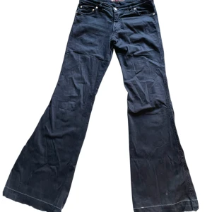 Svarta lowwaist flare jeans - Snygga svarta lowwaist flare jeans! Har en liten fläck nere vid benet men knappt märkbar!💕 Midja mätt platt: 37,5cm                      Innerbenslängd: 81cm                                            Grenen: 20,5cm                                                        Priset går alltid att diskuteras! Skriv om frågor finns!💕