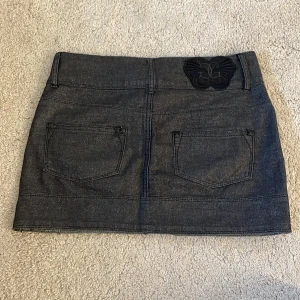 Mörkblå jeanskjol med broderad detalj - Lågmidjad jeanskjol, midjemåttet är ca 38 och 32 i längd💕 Säljer pga att den tyvärr inte passade mig