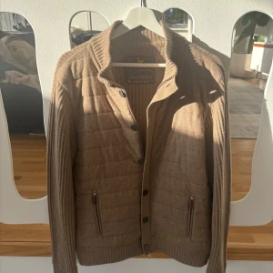 Gran Sasso Cardigan - Tja säljer denna sjukt feta cardigan från Gran Sasso i färgen brun. Den är i storlek 50 vilket motsvarar M/L. Nyskick! Hör av er vid frågor eller funderingar:)