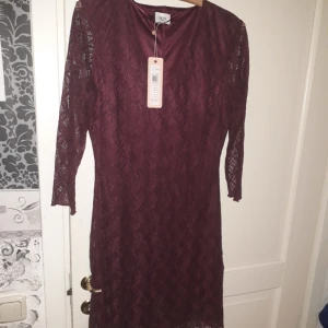  - Säljer denna snygga klänning helt ny storlek M . Pris lappar kvar.  Köparen står för frakten.  Frakten blir runt 45 kr.  Jag har även en massa mer kläder jag kommer lägga ut till försäljning 