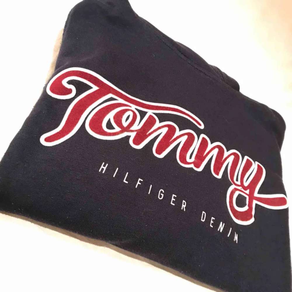 Fin hoodie från Tommy Hilfiger, flitigt använd därav något nottrig på vissa ställen men inget avsevärt!🌸 köpt för 1199kr och priset är inklusive frakt! Betalning via swish☺️. Hoodies.