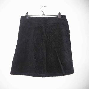 Superfin svart kjol i grov manchester köpt på secondhand i Amsterdam. 76cm i midjemått och 48cm i längd. Knäpps med dragkedja i bak.  Köparen står för frakten på 56kr, kan även mötas upp på söder 🌸