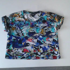  - Kortare tröja från Monki säljes pga använder den aldrig, fint skick och coolt mönster! Kan skickas men köparen står för frakt👏 Betalas med swish🎉