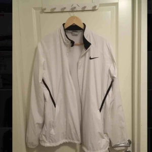  - Nike Tennis jacka, strl M nypris: 299 kr säljs för 199 kr