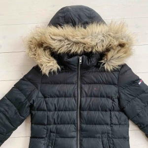  - Tommy Hilfiger jacka i väldigt fint skick! Superskön och passar till allt 