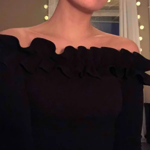  - Off shoulder tröja från Nelly. Frakten inräknad.