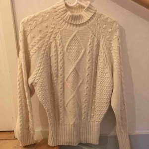  - Kabelstickad polotröja. Tightare nertill och vid ärmarna. Använd 3 gånger. Jättebra skick! Möts upp och fraktar. Köpare står för frakt. 