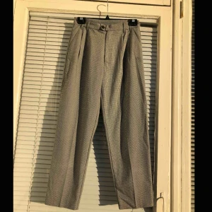  - Skitsnygga och oanvända kostymbyxor säljes! 