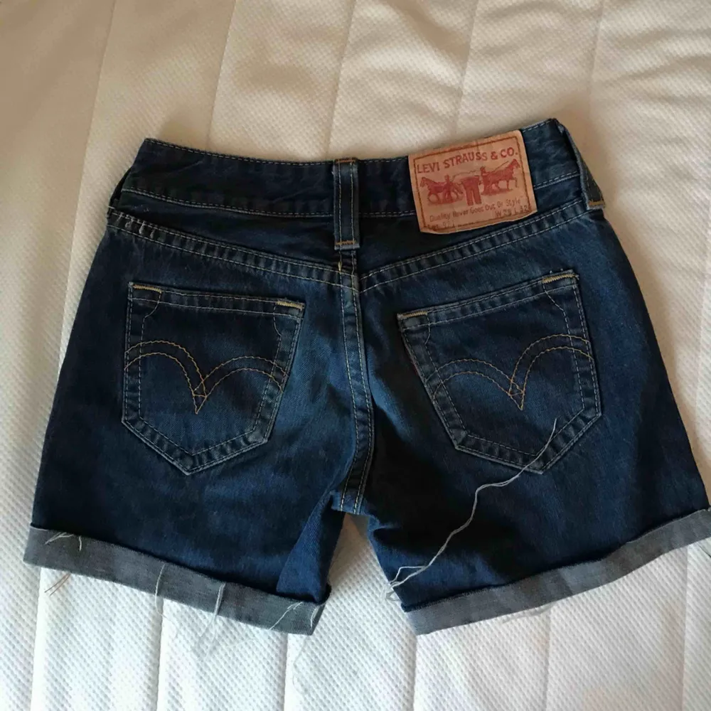 Levi’s jeansshorts, passar till W 25/26! Plus frakt 💌. Shorts.