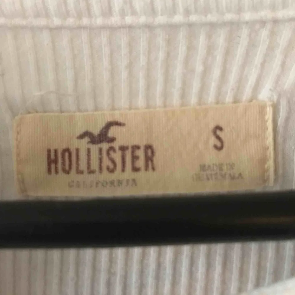 En vit snörad tröja ifrån Hollister i strl S. Ignorera att jag har en grå bh på mig under. Fint skick. 60kr  Köpare står för ev. frakt. Tröjor & Koftor.