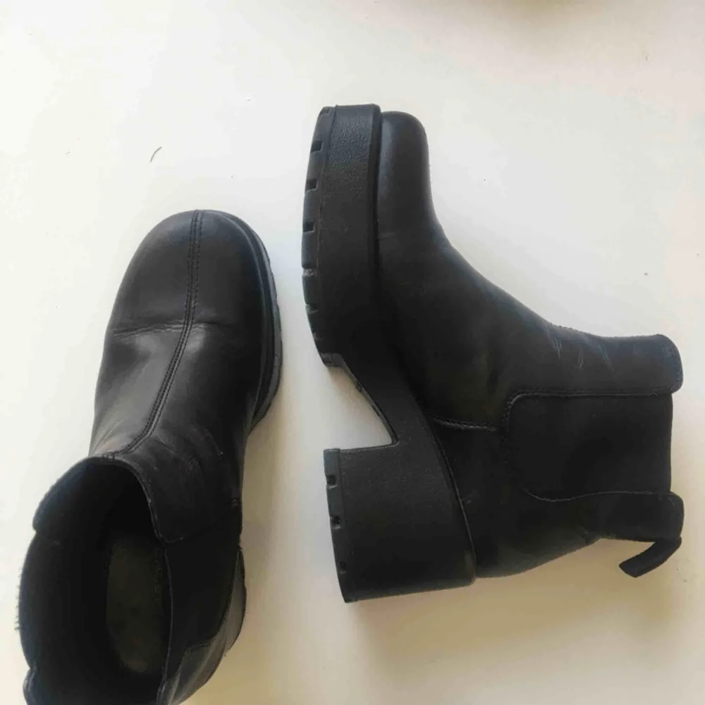 Säljer Vagabond sina populära Dioon boots i läder. Nypris 1100kr. Har används lite, men vill si dom är i väldigt bra skick. Lite märke framme på skorna, som syns på bild nr 2. Bjuder på frakt!. Skor.