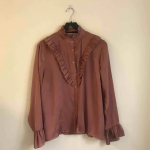  - Blus i silke Med hög krage från NA-KD.