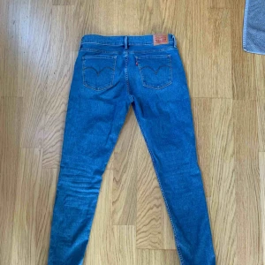  - Jeans från Levis, super skinny 710, storlek 30, längden tror jag är 30 också. Aldrig använda pga för stor storlek. Superstretchiga!! 