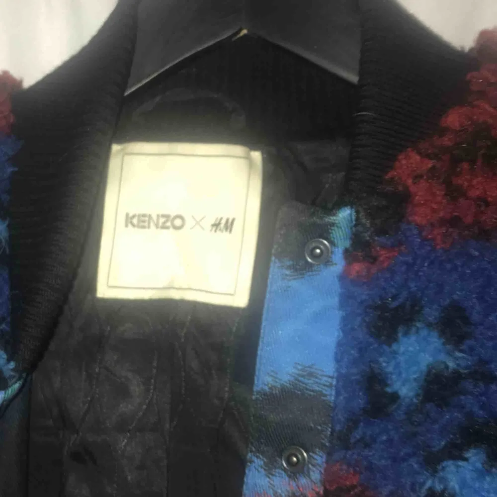 Kenzo x hm bomberjacka  Limited edition Supersnygg jacka från kenzos kollektion med H&M. Snygg passform med större ärm Perfekt vår/höstkacka  Pris kan disskuteras. Jackor.