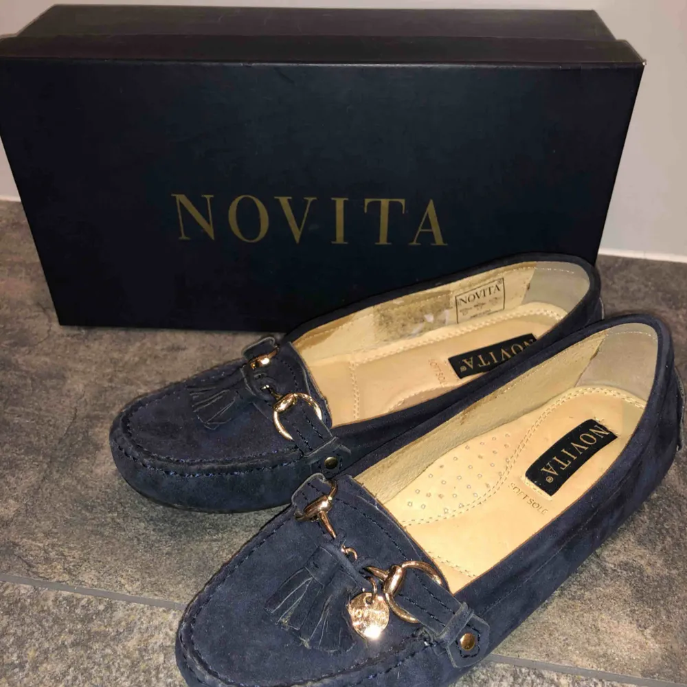 Säljer ett par loafers från Novita. Köptes 2016 till min konfirmation och används endast den gången, alltså i fint skick.     Nypris 899kr säljer ju för 350 kr. Skor.