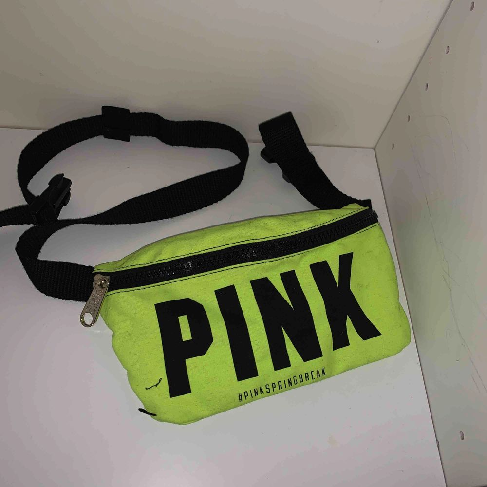 Oanvänd midjeväska. Kan användas över bröstet också. Från Pink. Justerbart band. Frakt står köparen för eller mötas upp.. Väskor.