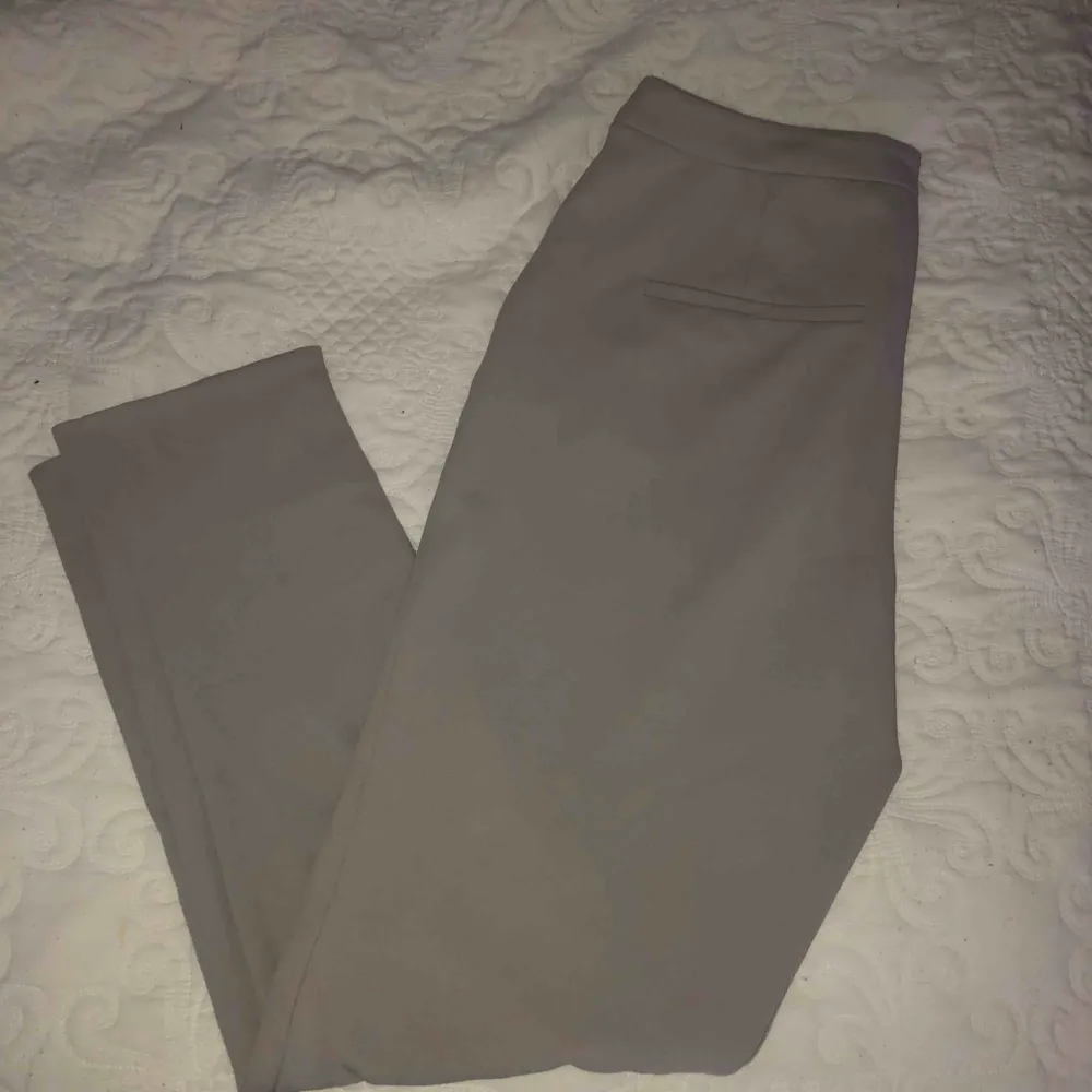 Snygga gråa kostymbyxor som aldrig är använda! Sköna i materialet så känns inte som om man har dem på sig.. Jeans & Byxor.