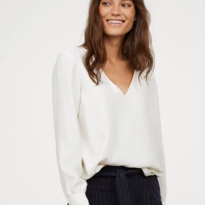  - En jättefin blus med v-ringning, aldrig använd. Blusen är luftig.  Kan skickas mot frakt 