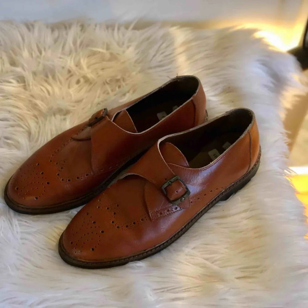 Snygga detaljerade skor, från Portugal.  Kan mötas upp i Norrköping eller postas, köpare står för frakt🌸. Skor.