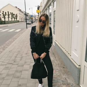  - Kort jacka från Asia. använd 2 gånger. Frakt 40kr tillkommer. 