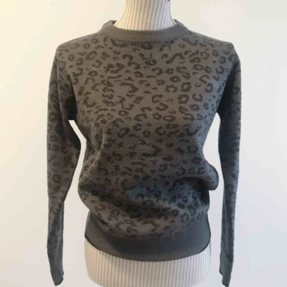 Grå tröja i trendigt leopardmönster! Normalt skick 🌟 frakt på 55 kr tillkommer. Tröjor & Koftor.