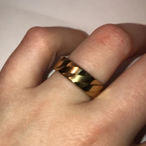  - Guldig ring med fint mönster! Sjukt snygg!  Storlek 17, alldeles ny! Frakt 10kr!