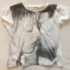  - Tee från Monki! Köparen står alltid för frakt💃🏻