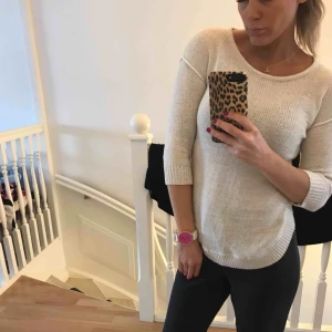  - Vit tröja stl. Xs från Gina tricot