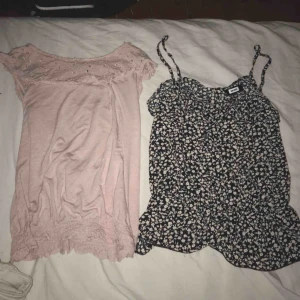  - Två super fina toppas Beiga/rosa - storlek S 40 kr Blommiga - storlek XS 50 Båda för 85 kr Nya och fräscha! Tar swish och fraktar (köparen står för frakt) 