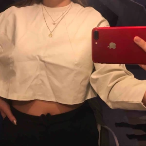  - En vit cropad långärmad tröja från zara i fejkskinn. Aldrig använd 