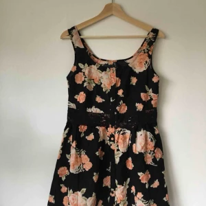  - Sommarklänning. Är storlek 34 men den är ganska bred så passar en 36. Kan posta eller mötas i Malmö.