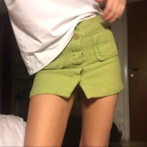  - SUPERsnygg grön kjol i lite tjockare material, har tyvärr blivit för liten. Knappen längst ner är lite lös, annars är den i bra skick. Frakt ca 50 kronor.