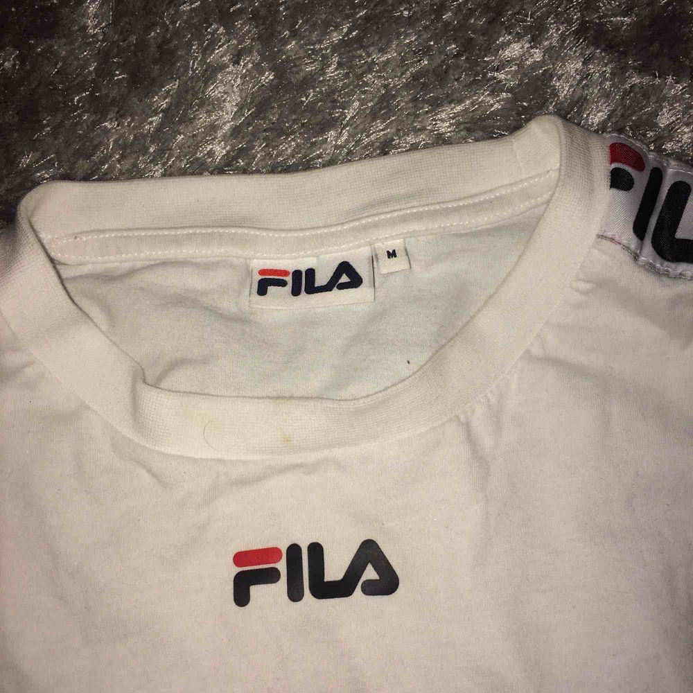 Skitsnygg fila tröja, använd 1 gång. Den är lite oversize och är skitsnygg att stoppa in i ett par jeans:)💜. Skjortor.