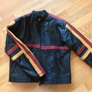  - 🔥 Snygg, svart skinnjacka med röda och gula detaljer. Bikermodell 🔥