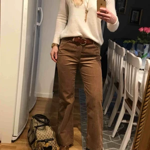  - Helt nya beige Manchesterbyxor m bootcut från Mango, så snygga! Lappar och förpackning kvar då jag råkade beställa två par😆!! Strl 36 Köparen står för frakt el mötas upp i Örebro