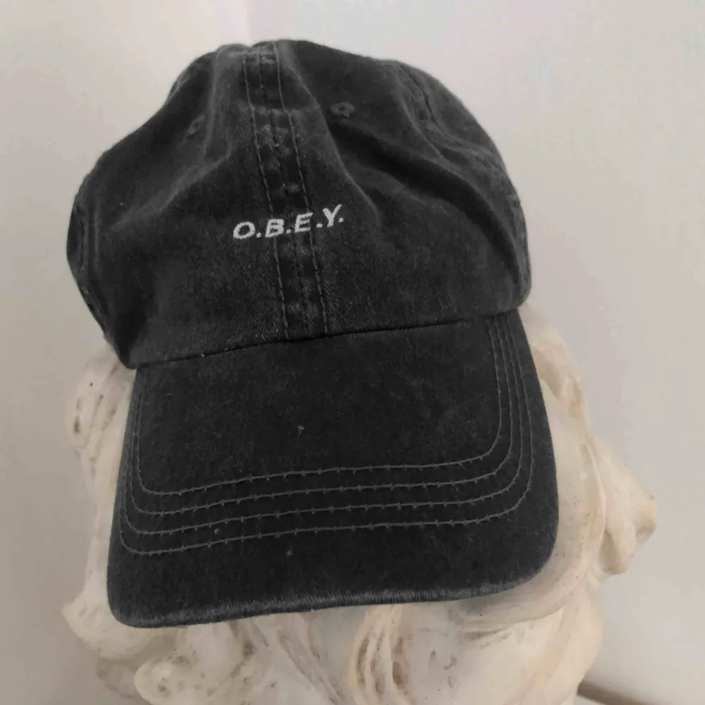 Keps från Obey, köpt på Urban Outfitters! Aldrig använd. Frakt ingår i priset, skriv gärna vid övriga frågor ♥️. Accessoarer.