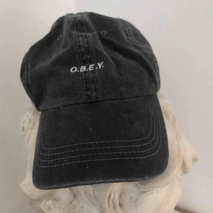  - Keps från Obey, köpt på Urban Outfitters! Aldrig använd. Frakt ingår i priset, skriv gärna vid övriga frågor ♥️