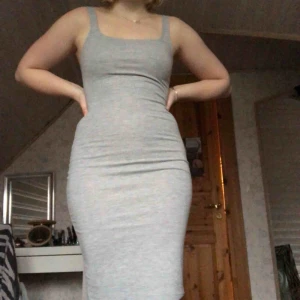  - Snygg grå bodycon klänning!  Sparsamt använd.  Köparen står för frakt🌹