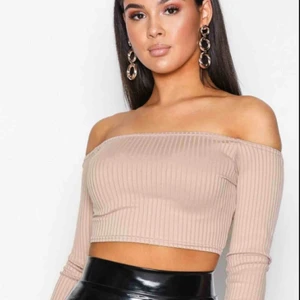  - Säljer en helt oanvänd off-shoulder top från nelly! Lappen sitter kvar, säljer pågrund av att den är förstår för mig❤️  Säljer för 100+frakt❤️