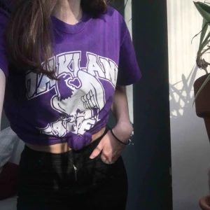  - cool lagmerch-tisha från beyond retro! bild 1 och 2 visar färgen bäst (: använd men i gott skick, säljer pga att den inte kommer till användning längre. fraktar mot kostnad eller möts upp i innerstan/södertälje💋