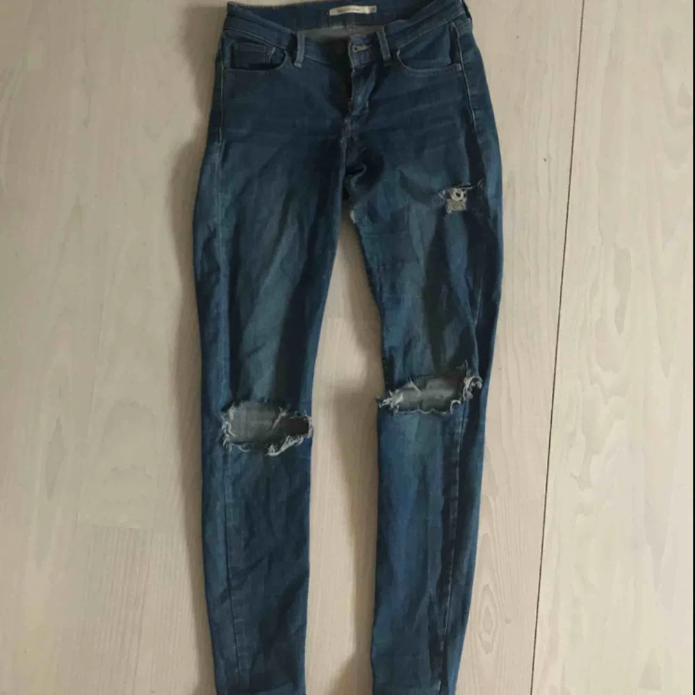 710 super skinny jeans från Levis! Supersnygga slitningar och sitter perfekt på!. Jeans & Byxor.