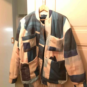  - Carin Wester jacka i nyskick, storlek S.  Använt den ett fåtal gånger och säljer pga används inte. Kan mötas upp i Stockholm eller skicka :)  