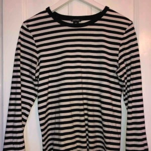  - Svart och vit-randig tröja från monki. Sparsamt använt och i väldigt fint skick!  Köpare står för frakt!