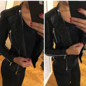  - Jacka i storlek xs.  Endast legat i garderoben så den är oanvänd. 