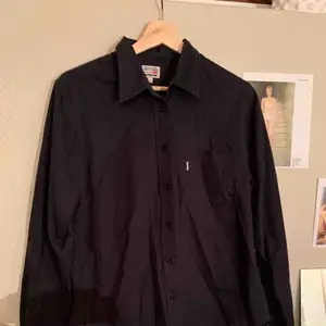 Superfin svart Levi’s skjorta,aldrig använd i väldigt bra skick. (Fraktkostnaden står köparen för)