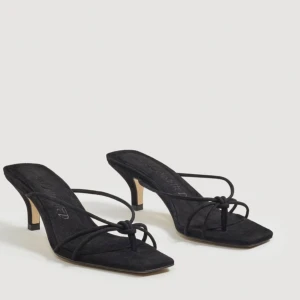  - Ombloggade och slutsålda sandaletter från Mango Comitted. Använda 1 gång. Storlek 38 