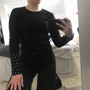  - Jättefin tunnstickad tröja från zara i jättefint skick. I stl s men mer som en xs. Säljs pga att den tyvärr inte används längre. Köparen står för frakten på 36:- & betalning sker via swish! 💕