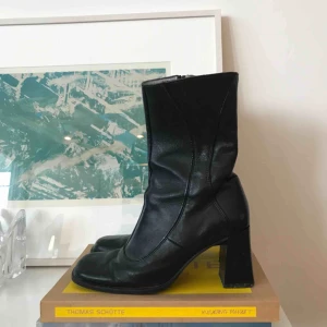  - Jätte snygga boots med fyrkantig tå och dragkedja i sidan från vagabond