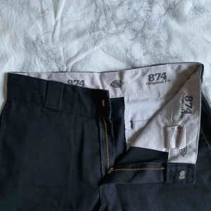  - svarta Dickies i original fit, storlek 29/30. bra skick förutom att de har blivit lite noppriga. pris kan diskuteras! kolla min profil för mer kläder