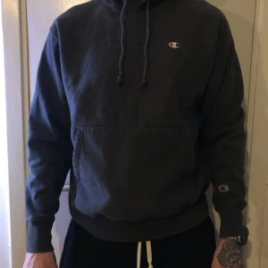  - Använd Champion hoodie.  Strl: L  Nypris, 699kr 